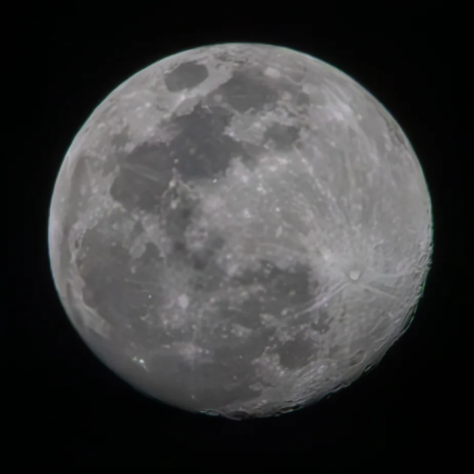 Luna con sus cráteres y zonas oscuras bien visibles sobre un cielo negro de noche